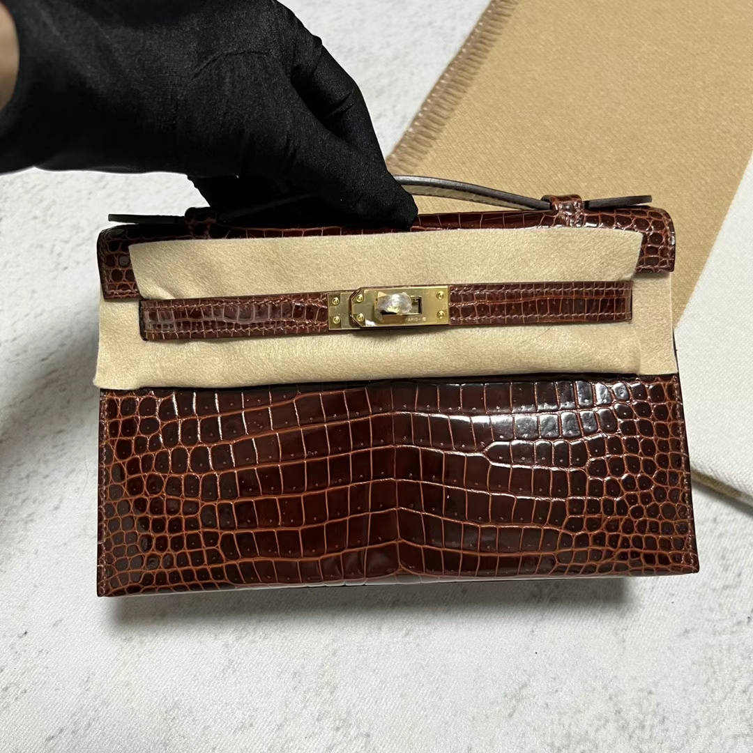 Hermès（爱马仕）Mini Kelly Pochette 亮面倒v澳洲湾鳄 cc31 蜜糖棕 金扣 22cm 全手工蜡线缝制 ghw