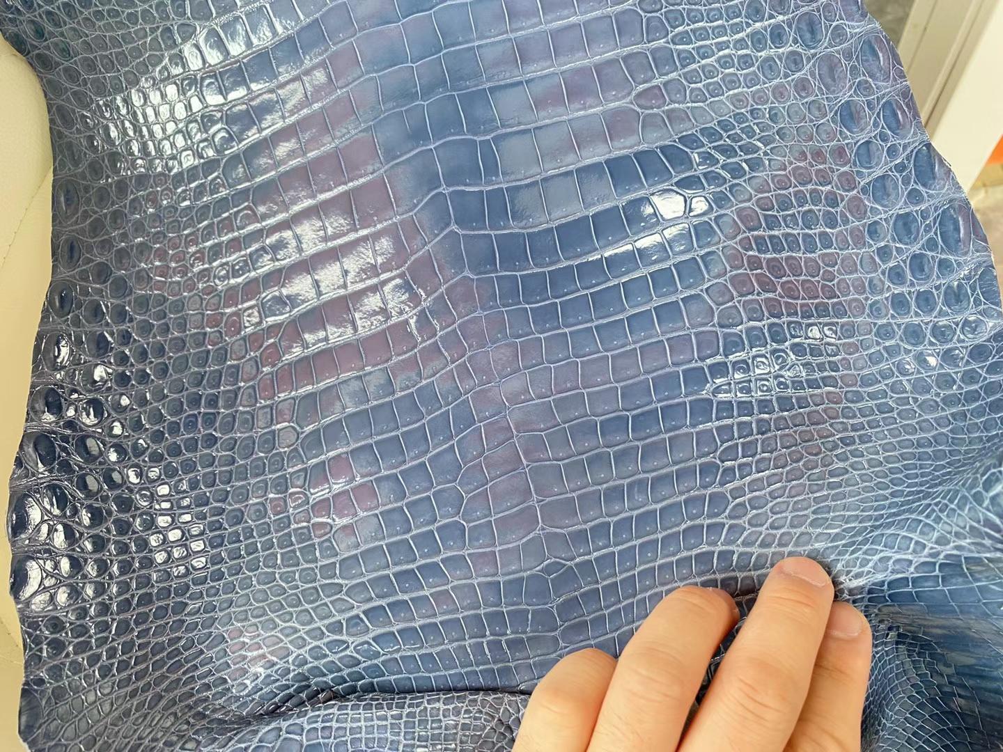 Hermès（爱马仕）新到皮 亮面倒v澳洲湾鳄 Ck75 牛仔蓝 shiny porosus crocodile
