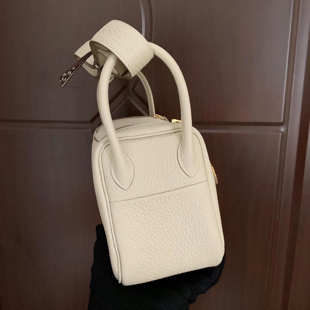 Hermès（爱马仕）Mini Lindy 迷你琳迪 Clemence（原厂tc皮）Ck10 奶昔白 金扣 19cm 全手工蜡线缝制 Ghw
