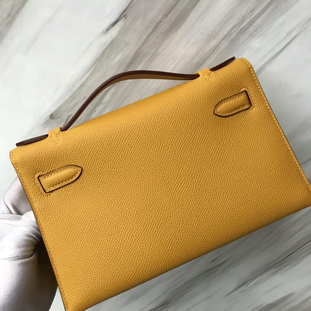 Hermès（爱马仕）Mini Kelly Pochette Epsom 9D 琥珀黄 银扣 22cm 全手工蜡线缝制 PHW