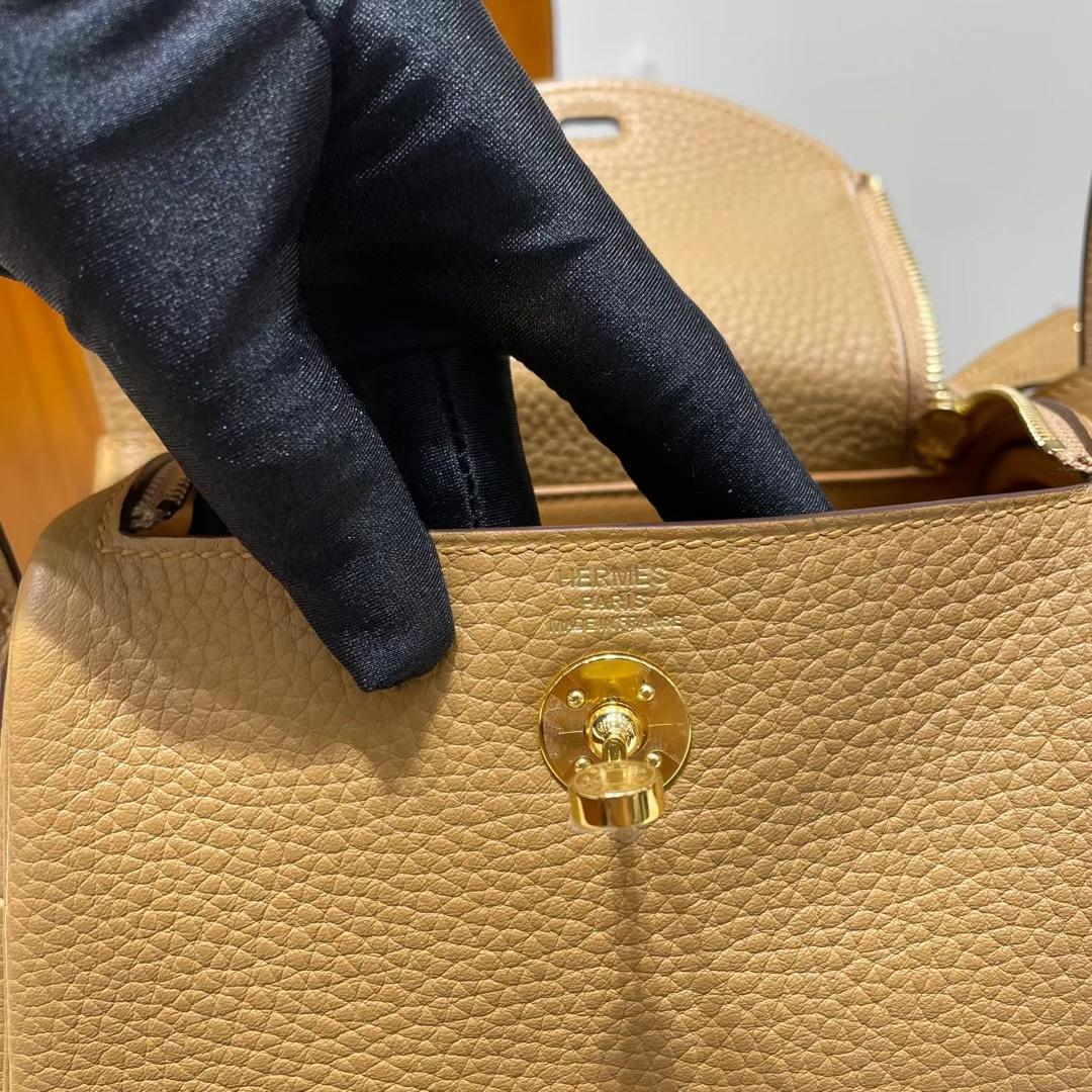 Hermès（爱马仕）Mini Lindy 迷你琳迪 Clemence（原厂tc皮）4B 饼干色 金扣 19cm 全手工蜡线缝制 Ghw