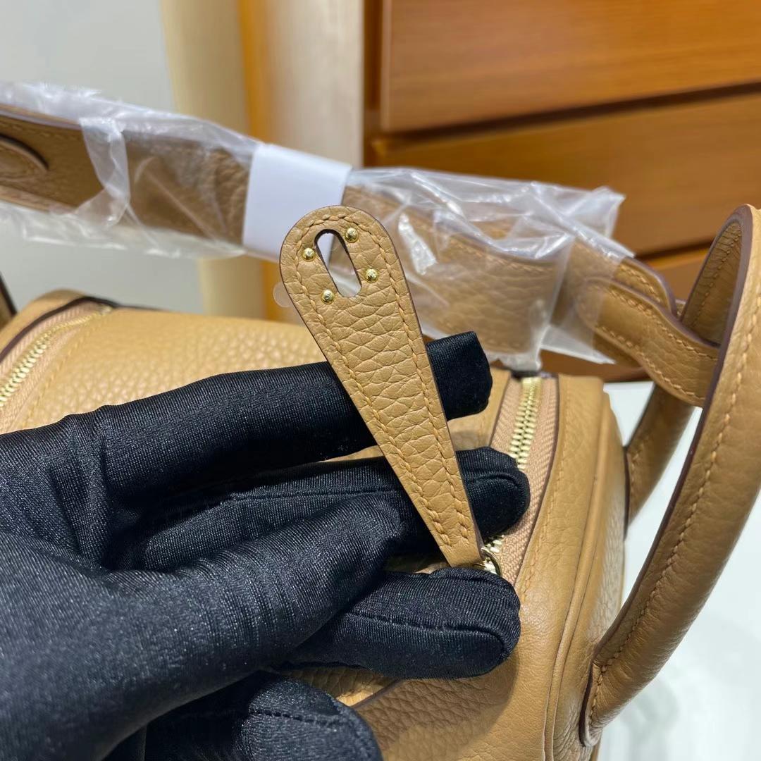 Hermès（爱马仕）Mini Lindy 迷你琳迪 Clemence（原厂tc皮）4B 饼干色 金扣 19cm 全手工蜡线缝制 Ghw