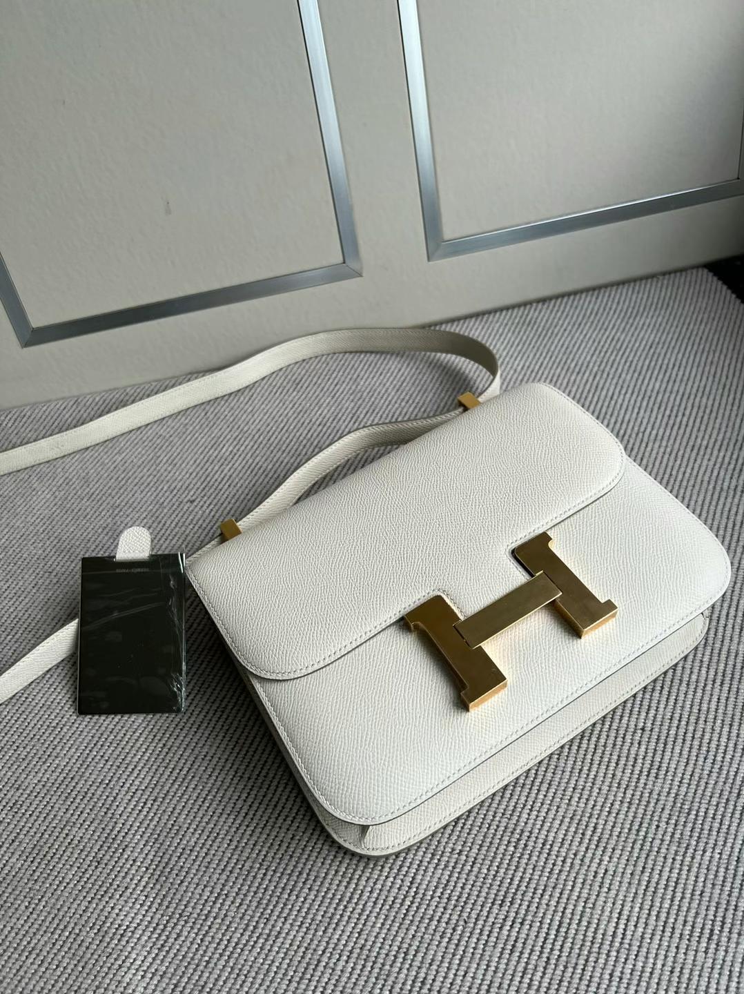 Hermès（爱马仕）Constance 康康 新款单层配带小镜子 Epsom Ck10 奶昔白 金扣 24cm