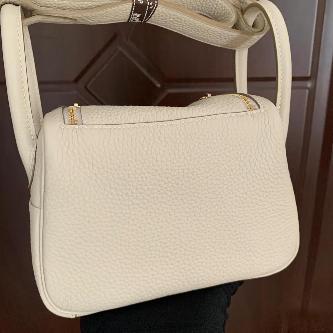 Hermès（爱马仕）Mini Lindy 迷你琳迪 Clemence（原厂tc皮）Ck10 奶昔白 金扣 19cm 全手工蜡线缝制 Ghw