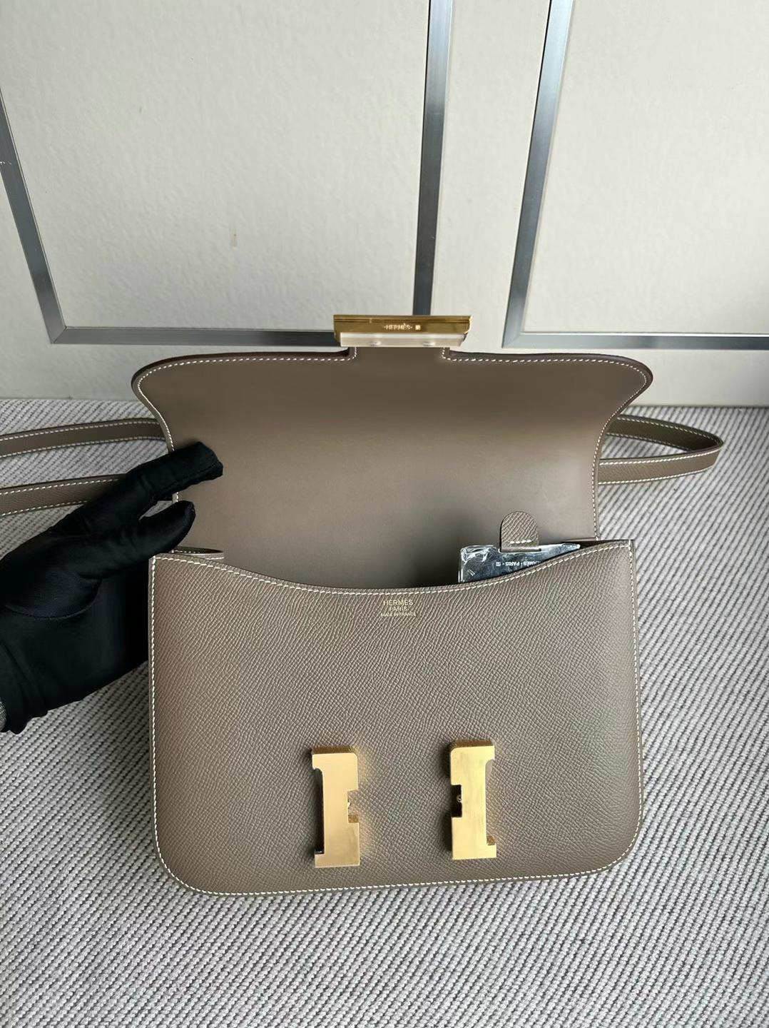 Hermès（爱马仕）Constance 康康 新款单层配带小镜子 Epsom Ck18 大象灰 金扣 24cm