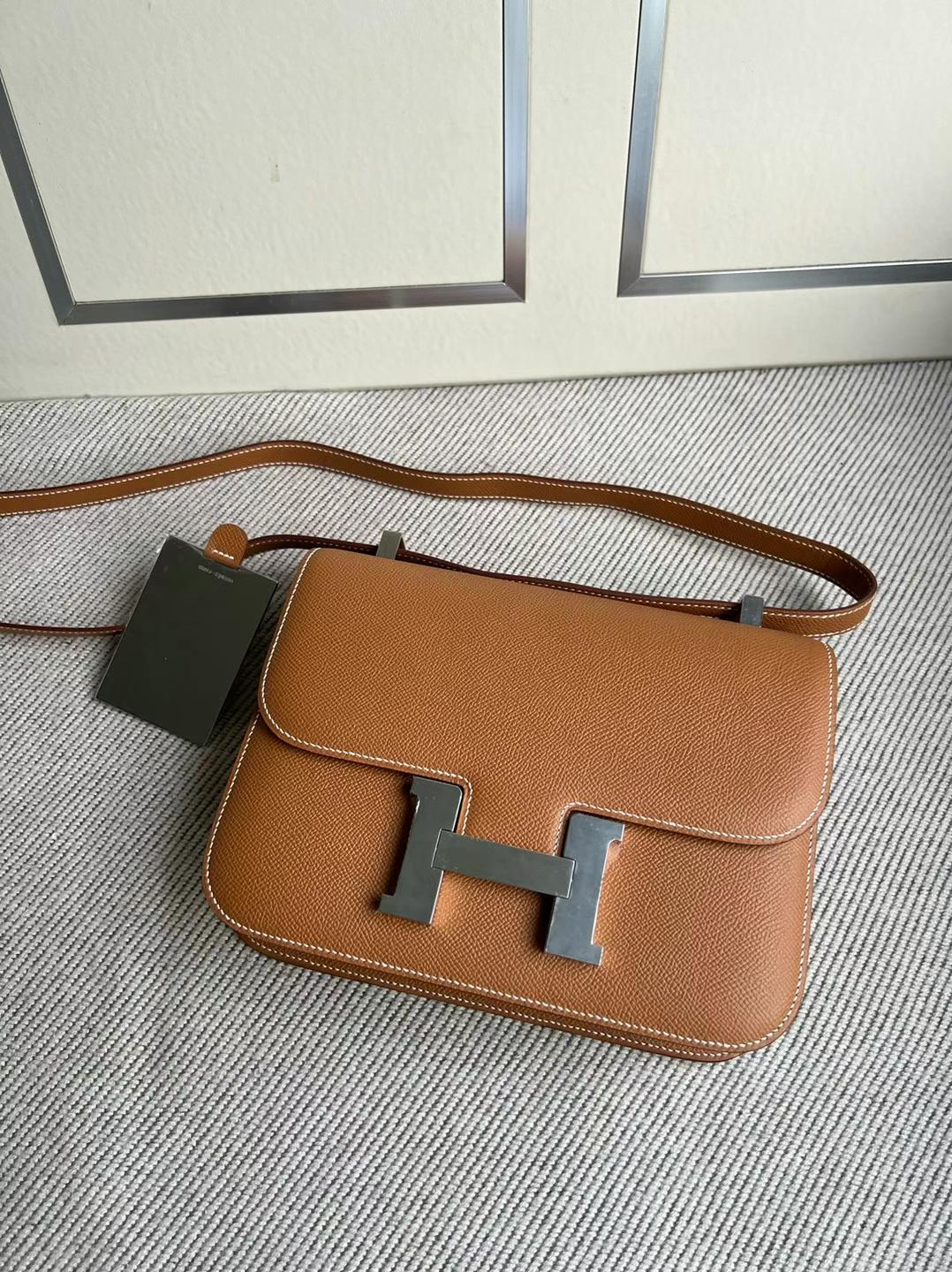 Hermès（爱马仕）Constance 康康 新款单层配带小镜子 Epsom Ck37 金棕色 银扣 24cm