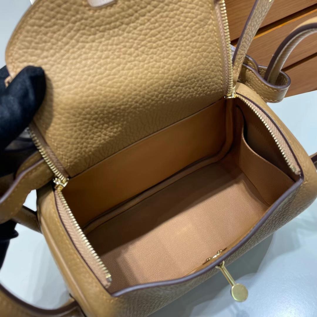 Hermès（爱马仕）Mini Lindy 迷你琳迪 Clemence（原厂tc皮）4B 饼干色 金扣 19cm 全手工蜡线缝制 Ghw