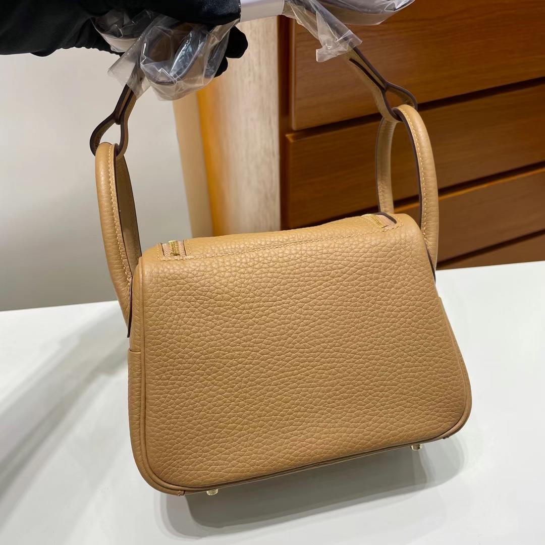 Hermès（爱马仕）Mini Lindy 迷你琳迪 Clemence（原厂tc皮）4B 饼干色 金扣 19cm 全手工蜡线缝制 Ghw