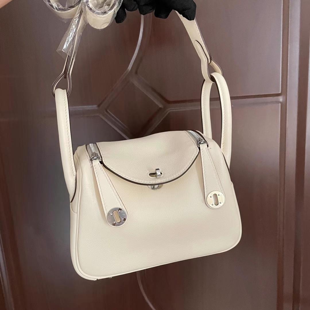Hermès（爱马仕）Mini Lindy 迷你琳迪 swift皮 i2 奶油白 内拼 芝麻色 银扣 19cm 全手工蜡线缝制 Phw