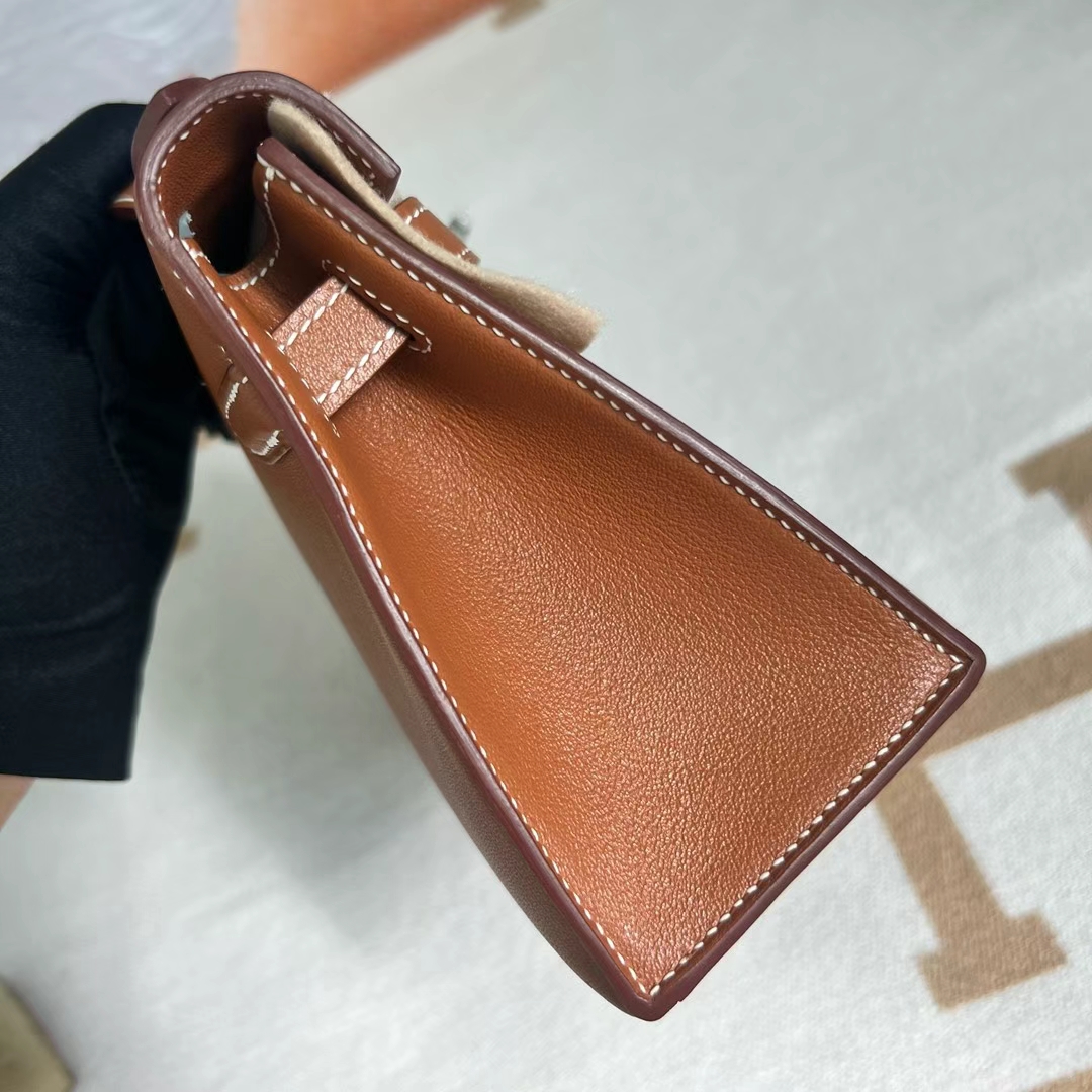 Hermès（爱马仕）Mini Kelly Pochette Swift皮 Ck37 金棕色 银扣 22cm 全手工蜡线缝制 Phw