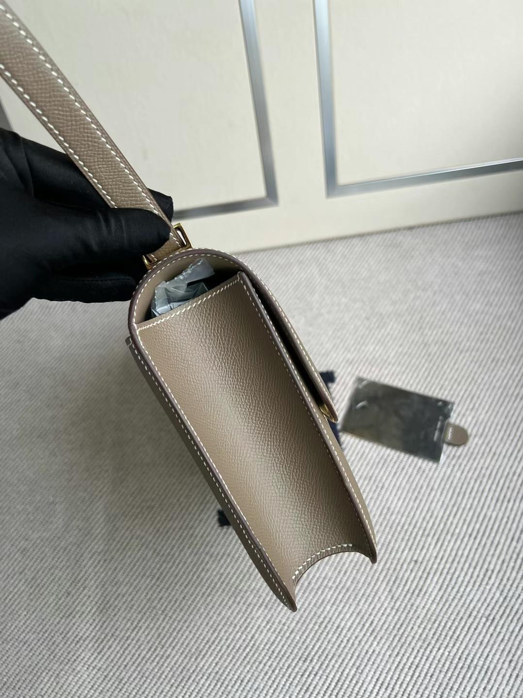 Hermès（爱马仕）Constance 康康 新款单层配带小镜子 Epsom Ck18 大象灰 金扣 24cm