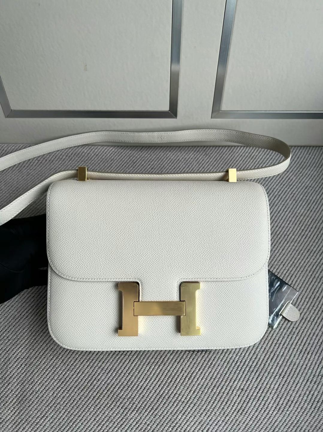 Hermès（爱马仕）Constance 康康 新款单层配带小镜子 Epsom Ck10 奶昔白 金扣 24cm
