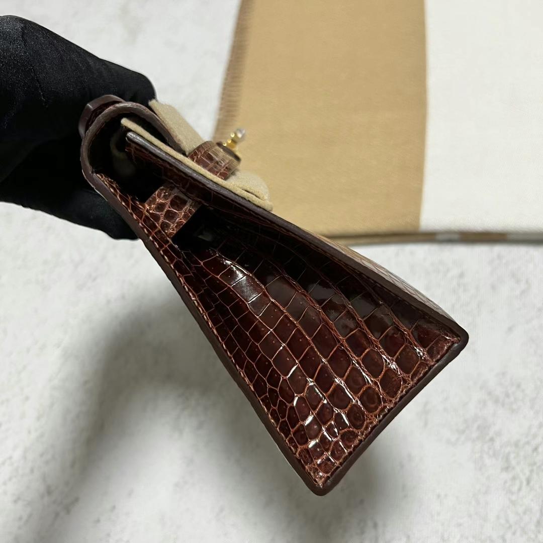 Hermès（爱马仕）Mini Kelly Pochette 亮面倒v澳洲湾鳄 cc31 蜜糖棕 金扣 22cm 全手工蜡线缝制 ghw
