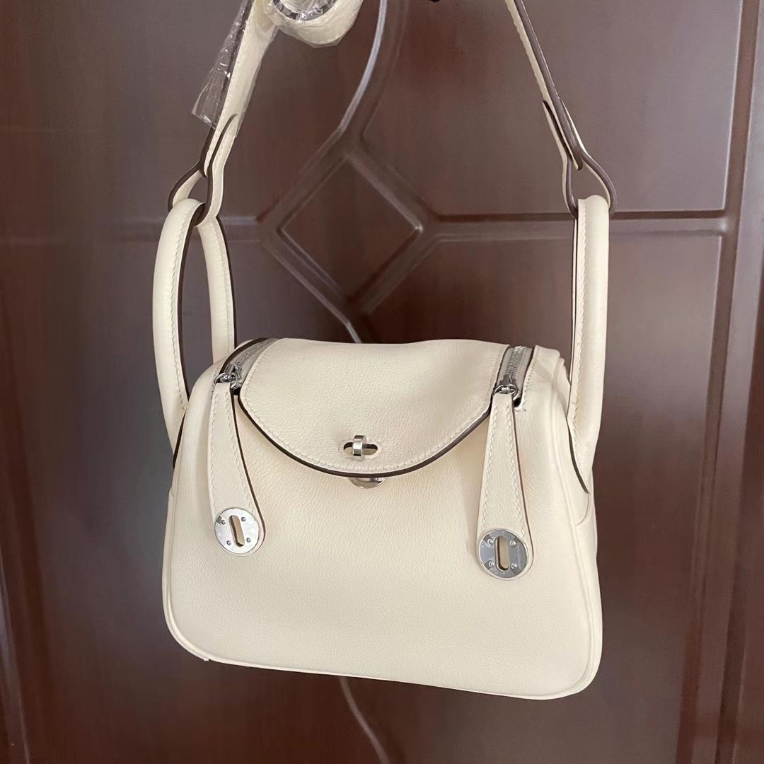 Hermès（爱马仕）Mini Lindy 迷你琳迪 swift皮 i2 奶油白 内拼 芝麻色 银扣 19cm 全手工蜡线缝制 Phw