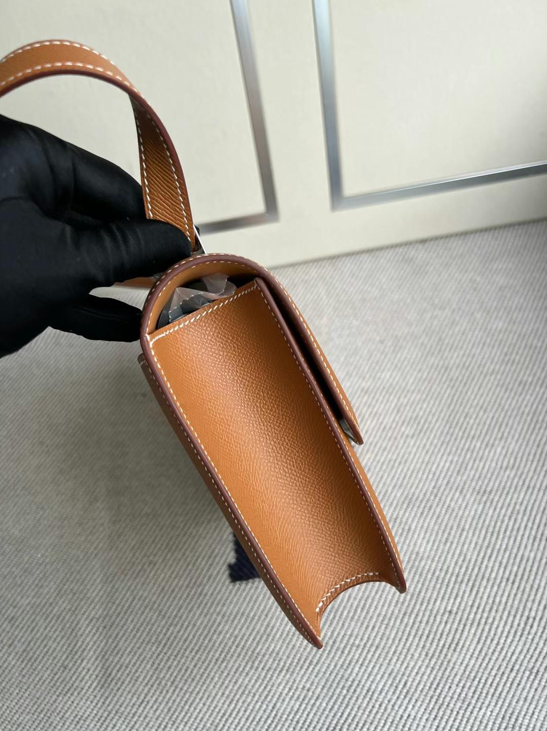 Hermès（爱马仕）Constance 康康 新款单层配带小镜子 Epsom Ck37 金棕色 银扣 24cm