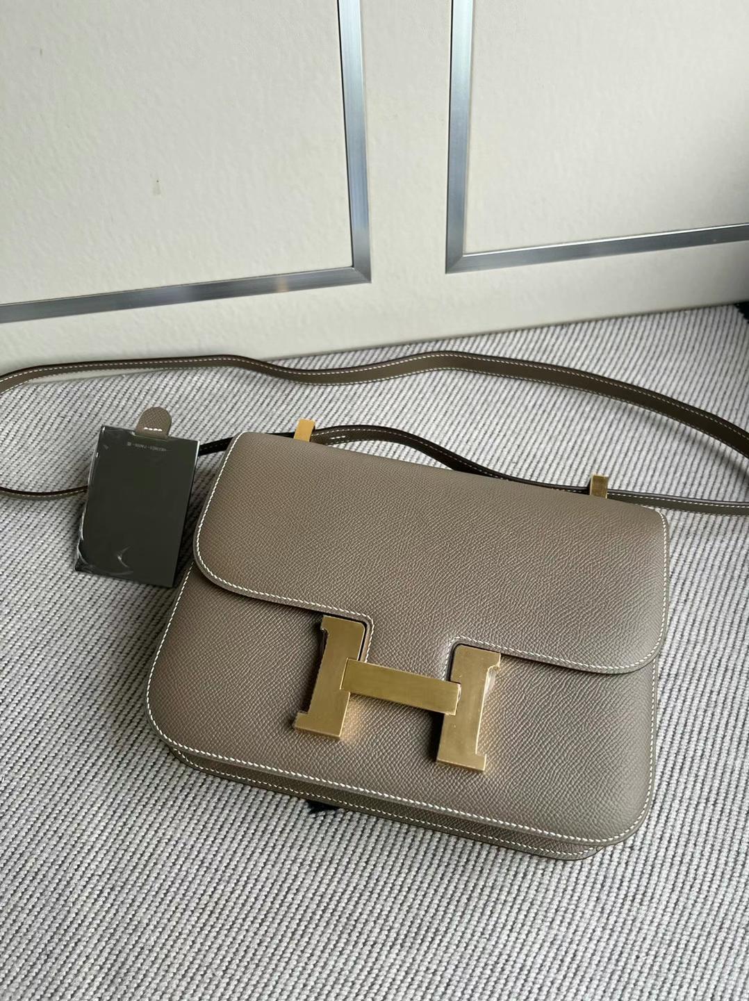 Hermès（爱马仕）Constance 康康 新款单层配带小镜子 Epsom Ck18 大象灰 金扣 24cm