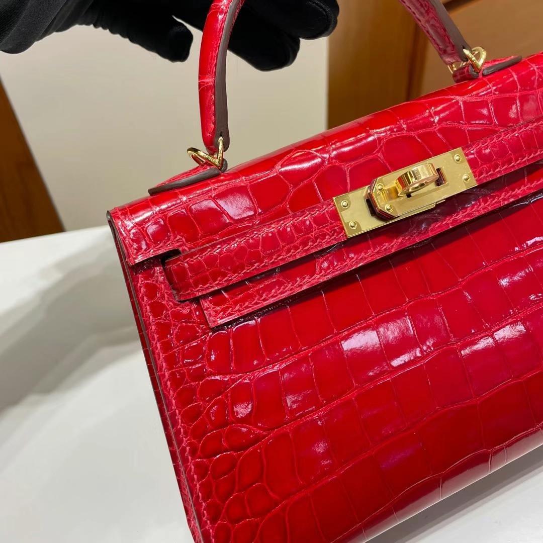 Hermès（爱马仕）mini Kelly 迷你凯莉 亮面美洲鳄鱼 Ck95 法拉利红 金扣 Phw 19cm  全手工蜡线缝制