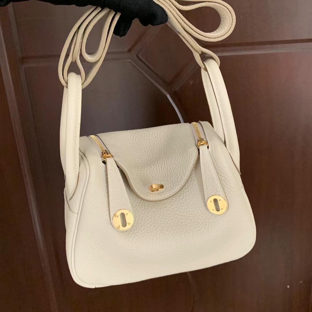 Hermès（爱马仕）Mini Lindy 迷你琳迪 Clemence（原厂tc皮）Ck10 奶昔白 金扣 19cm 全手工蜡线缝制 Ghw