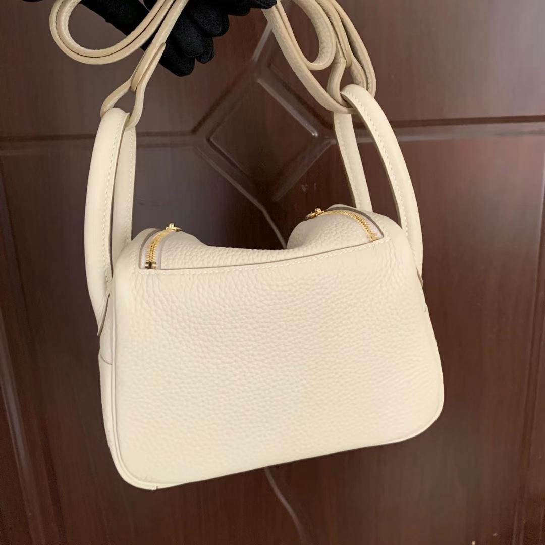 Hermès（爱马仕）Mini Lindy 迷你琳迪 Clemence（原厂tc皮）Ck10 奶昔白 金扣 19cm 全手工蜡线缝制 Ghw