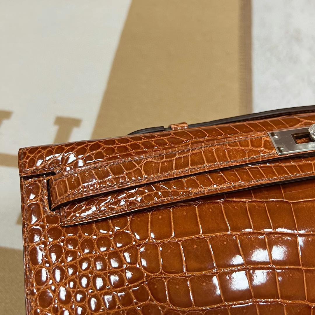 Hermès（爱马仕）Kelly cut 亮面倒v澳洲湾鳄 cc33 蜜糖棕 银扣 全手工蜡线缝制 phw 31cm