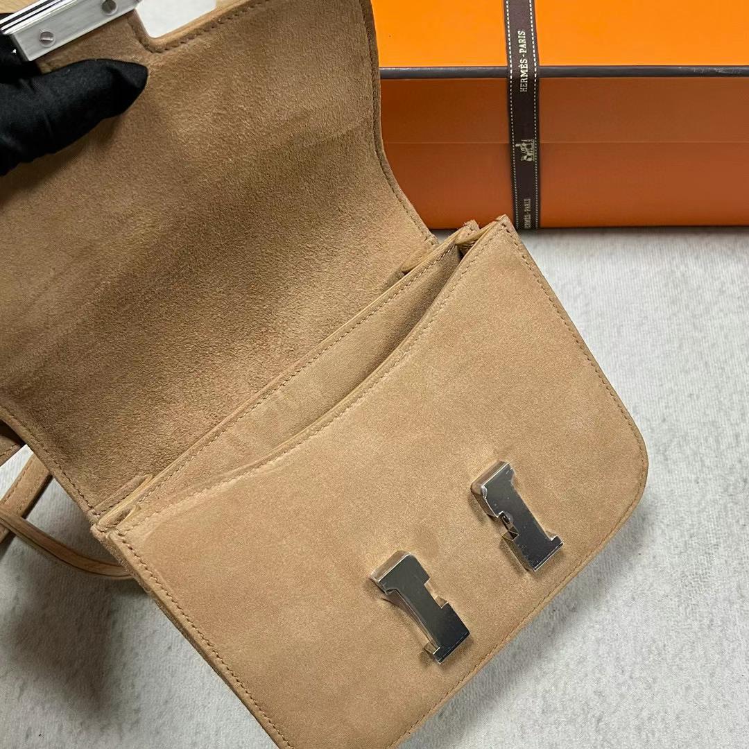 Hermès（爱马仕）Constance 空姐包 Suede 进口麂皮 4B 饼干色 银扣 19cm Phw 全手工蜡线缝制