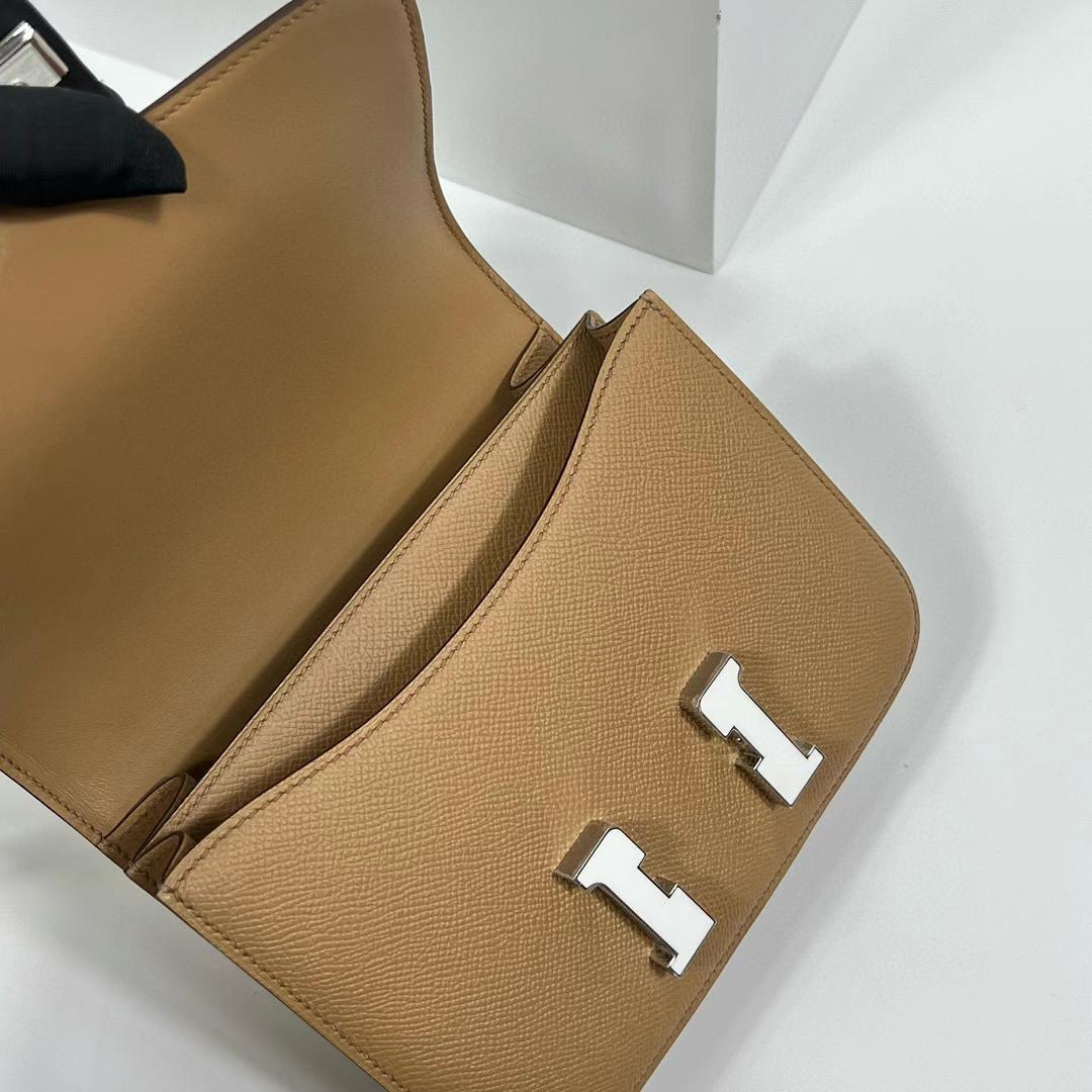 Hermès（爱马仕）Constance 空姐包 Epsom 0M 奶茶色 拼 纯白 全手工蜡线缝制 珐琅扣 18cm