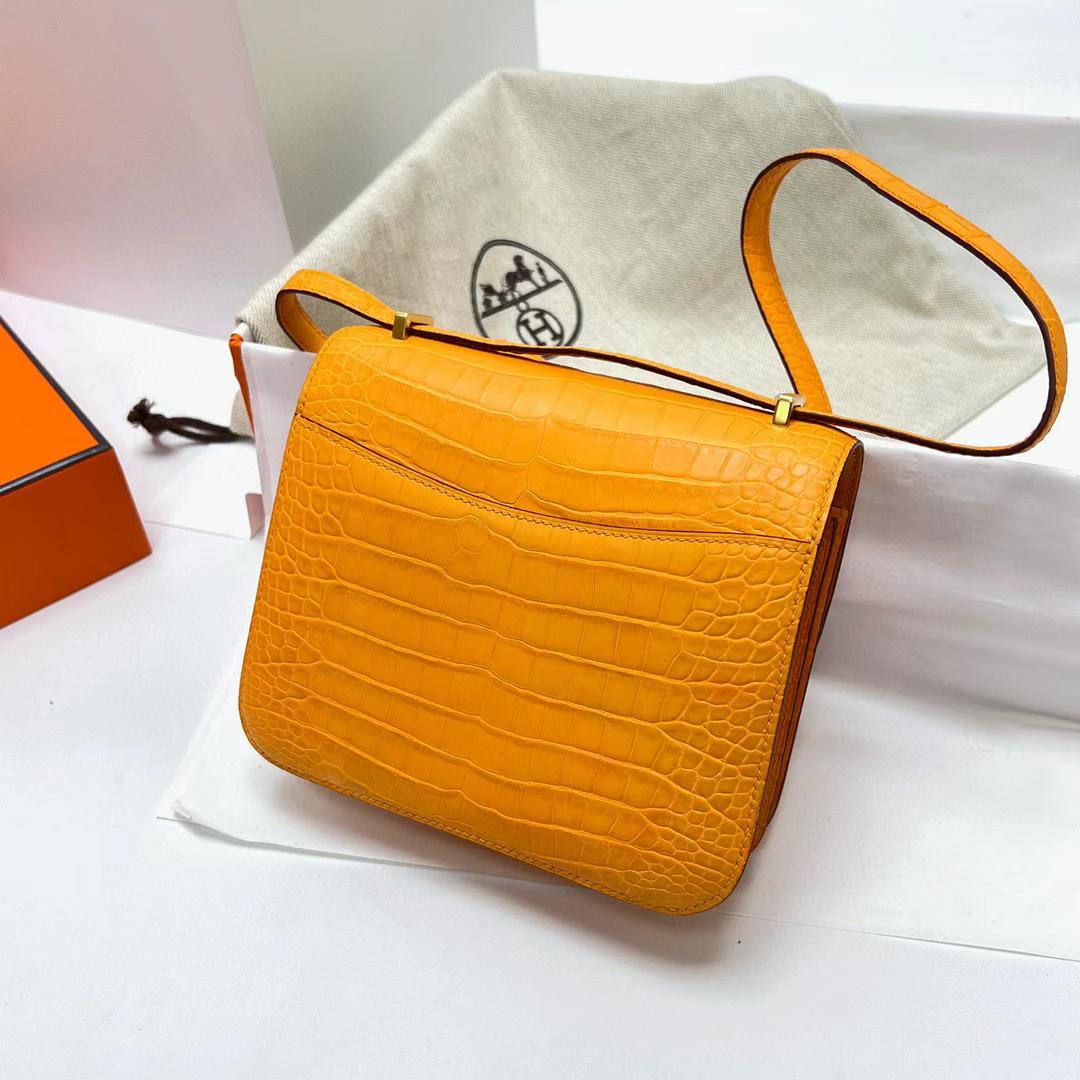 Hermès（爱马仕）Constance 空姐包 雾面美洲鳄鱼 matte alligator crocodile i9 杏黄色 金扣 19cm 全手工蜡线缝制 Ghw