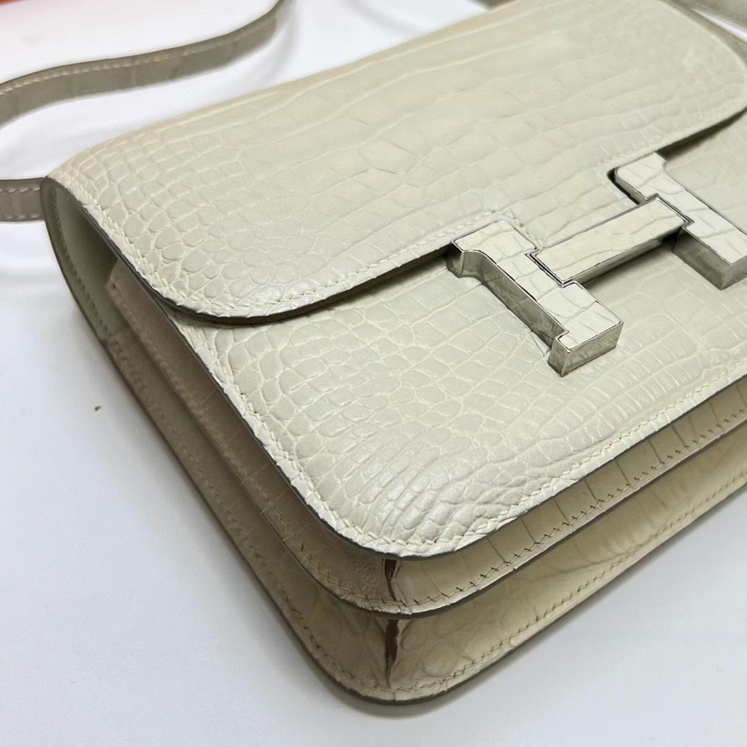 Hermès（爱马仕）Constance 空姐包 雾面美洲鳄鱼 matte alligator crocodile 8L 奶油白 鳄鱼扣 19cm 全手工蜡线缝制