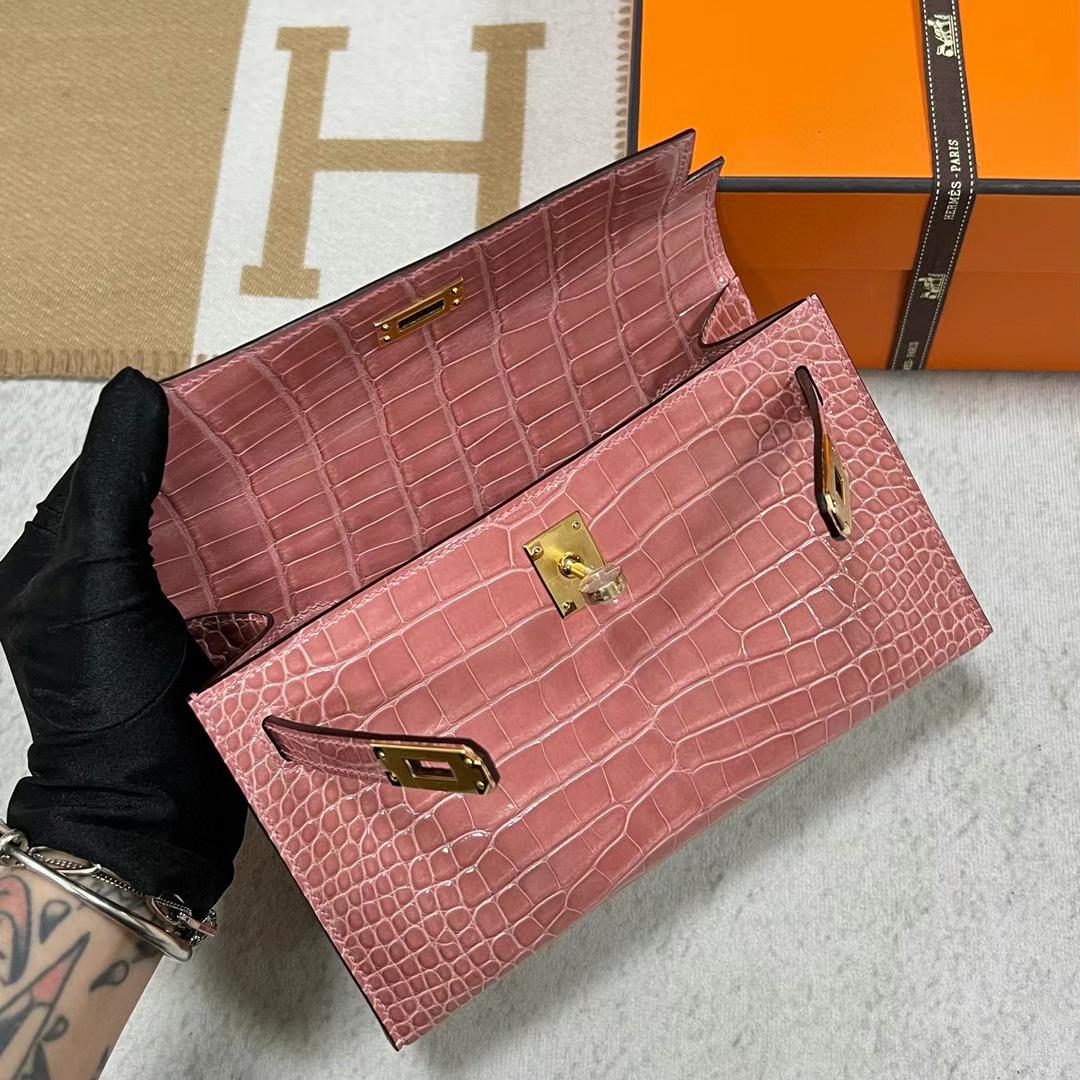 Hermès（爱马仕）Mini Kelly Pochette 亮面美洲鳄鱼 1Q 奶昔粉 金扣 22cm 全手工蜡线缝制 Ghw