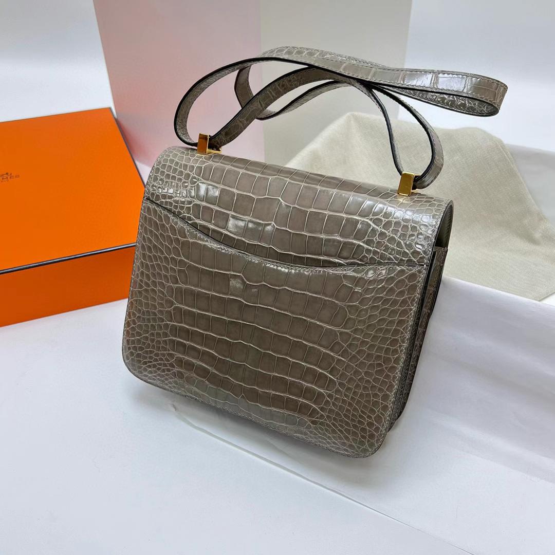 Hermès（爱马仕）Constance 空姐包 亮面美洲鳄鱼 shiny alligator crocodile Ck81 斑鸠灰 金扣 24cm 全手工蜡线缝制 Ghw