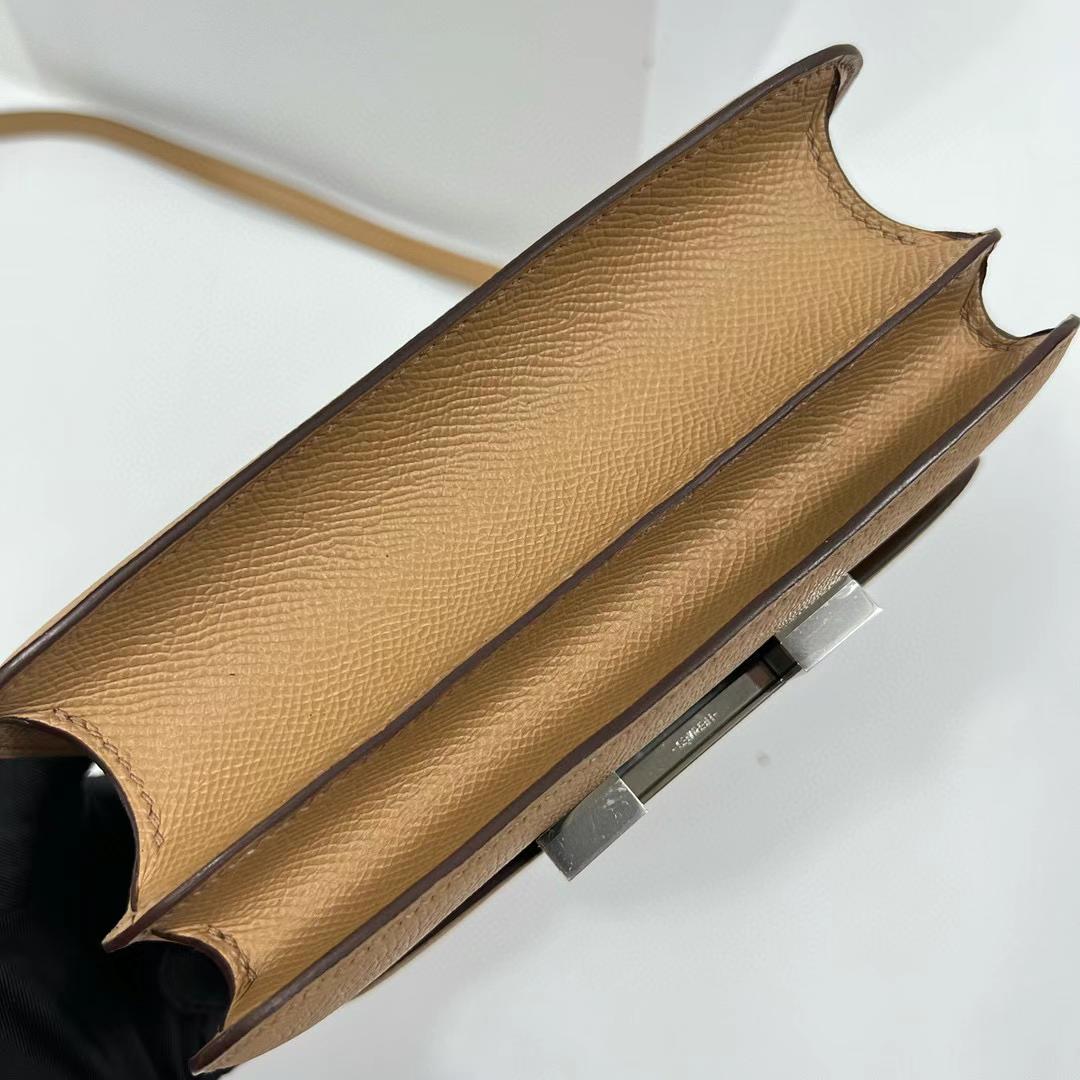 Hermès（爱马仕）Constance 空姐包 Epsom 0M 奶茶色 拼 纯白 全手工蜡线缝制 珐琅扣 18cm