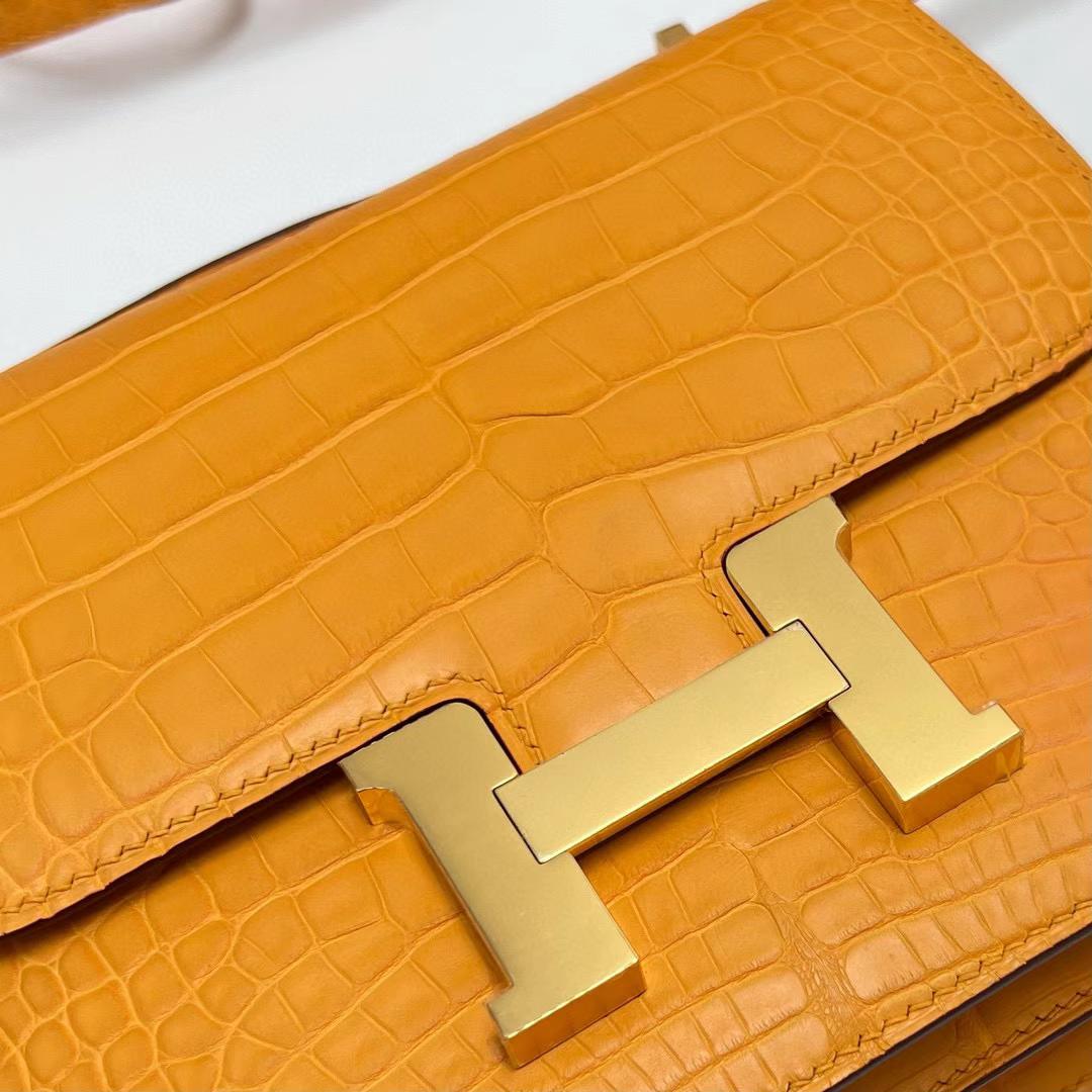 Hermès（爱马仕）Constance 空姐包 雾面美洲鳄鱼 matte alligator crocodile i9 杏黄色 金扣 19cm 全手工蜡线缝制 Ghw