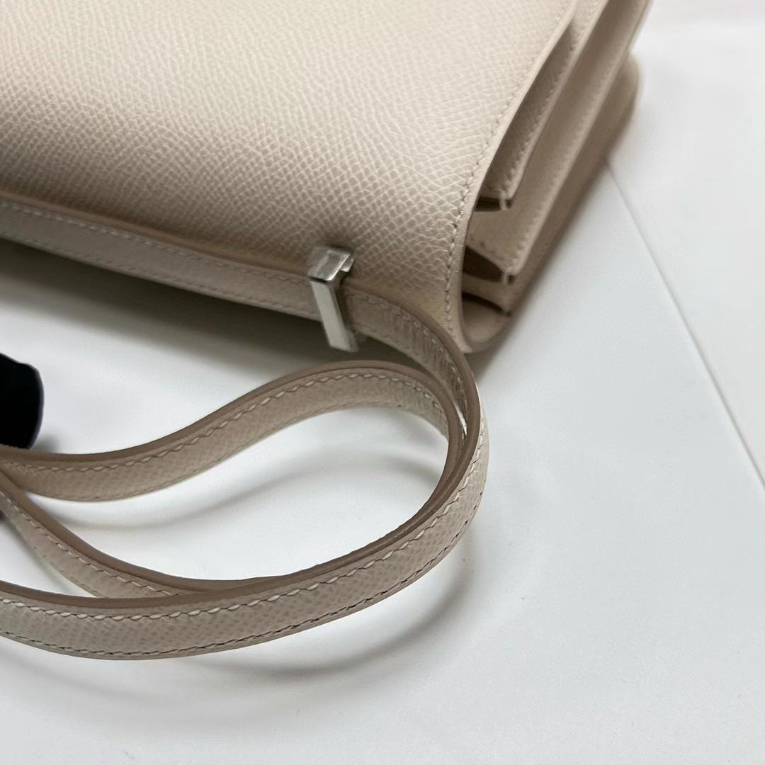 Hermès（爱马仕）Constance 空姐包 Epsom Ck10 奶昔白 银扣 19cm 全手工蜡线缝制 Phw