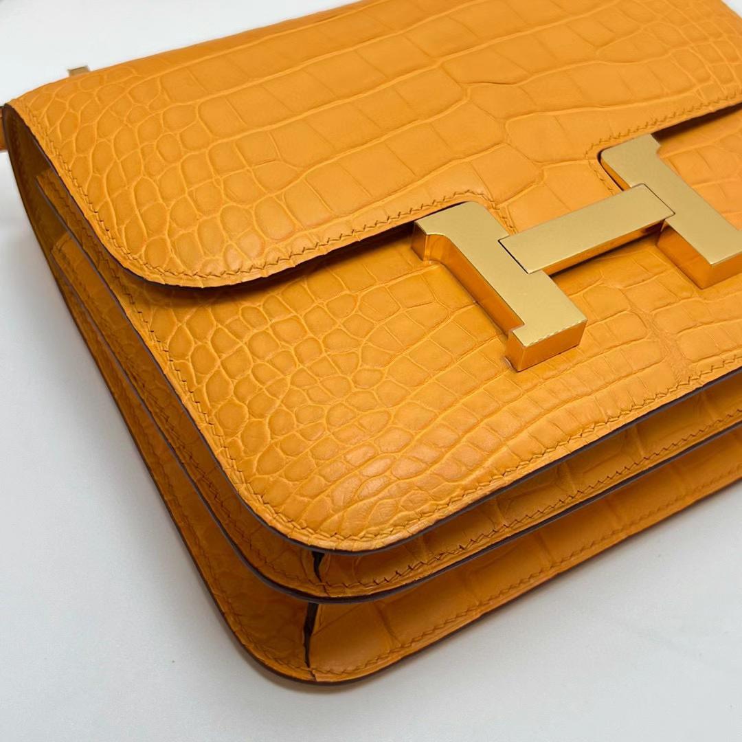 Hermès（爱马仕）Constance 空姐包 雾面美洲鳄鱼 matte alligator crocodile i9 杏黄色 金扣 19cm 全手工蜡线缝制 Ghw