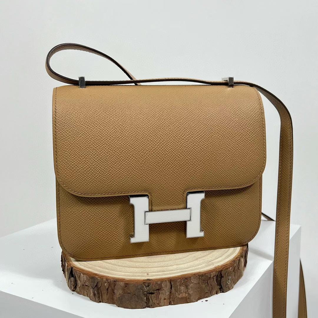 Hermès（爱马仕）Constance 空姐包 Epsom 0M 奶茶色 拼 纯白 全手工蜡线缝制 珐琅扣 18cm