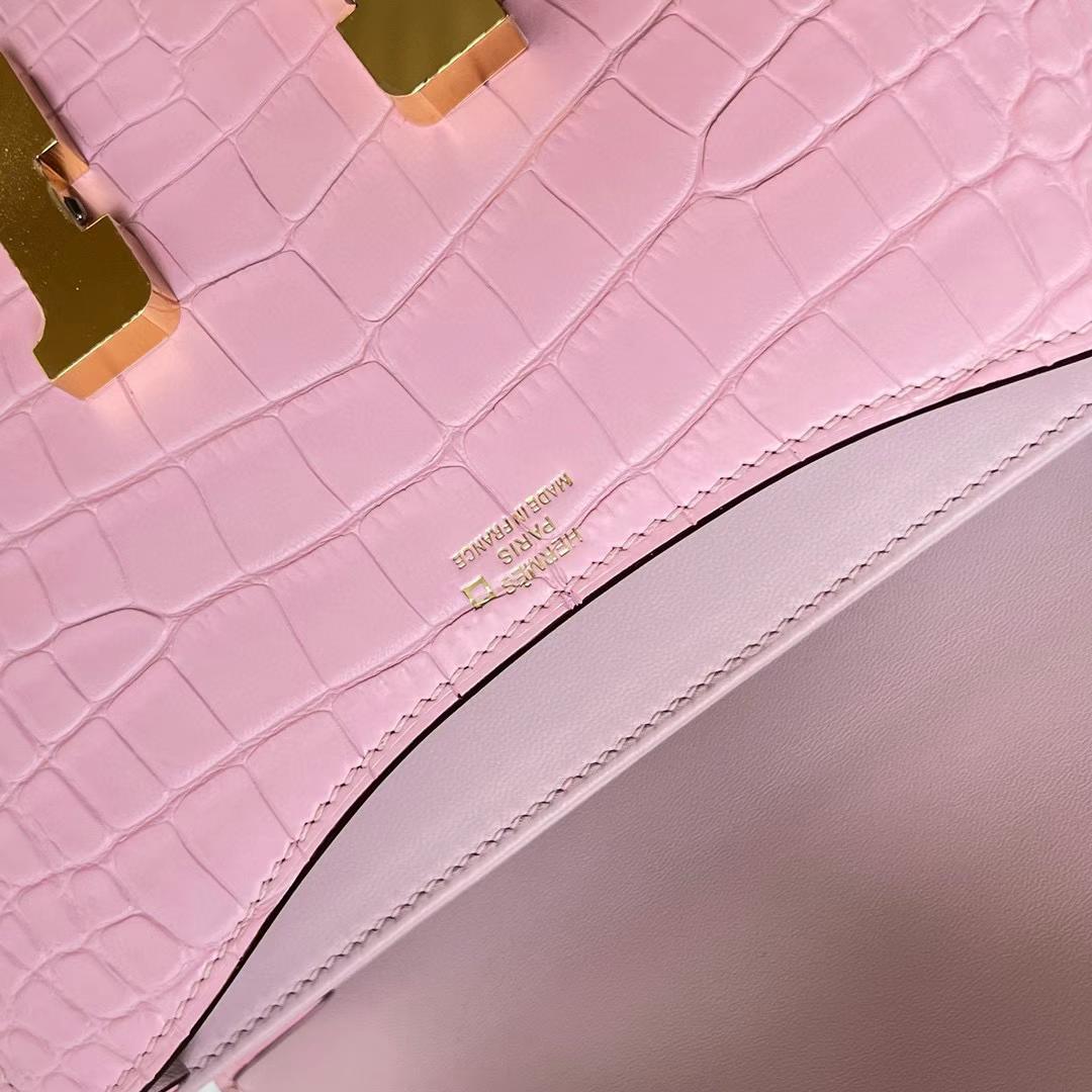 Hermès（爱马仕）Constance 空姐包 雾面美洲鳄鱼 matte alligator crocodile 3Q 新粉色 金扣 19cm 全手工蜡线缝制 Ghw