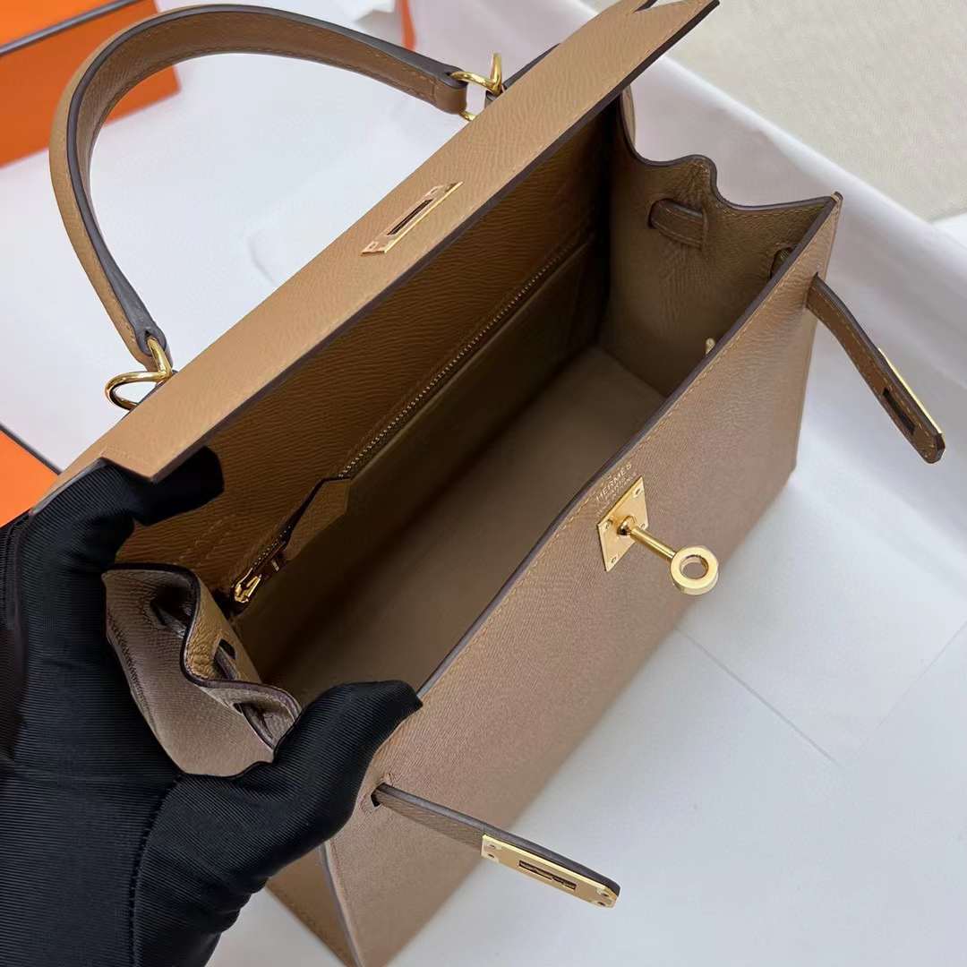 Hermès（爱马仕）Kelly 凯莉包 Epsom 0M 奶茶色 金扣 25cm 全手工蜡线缝制 Ghw
