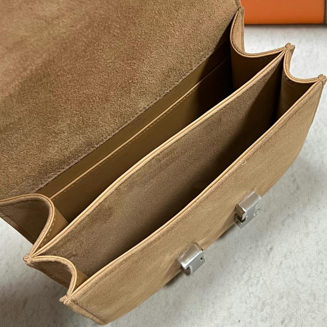 Hermès（爱马仕）Constance 空姐包 Suede 进口麂皮 4B 饼干色 银扣 19cm Phw 全手工蜡线缝制