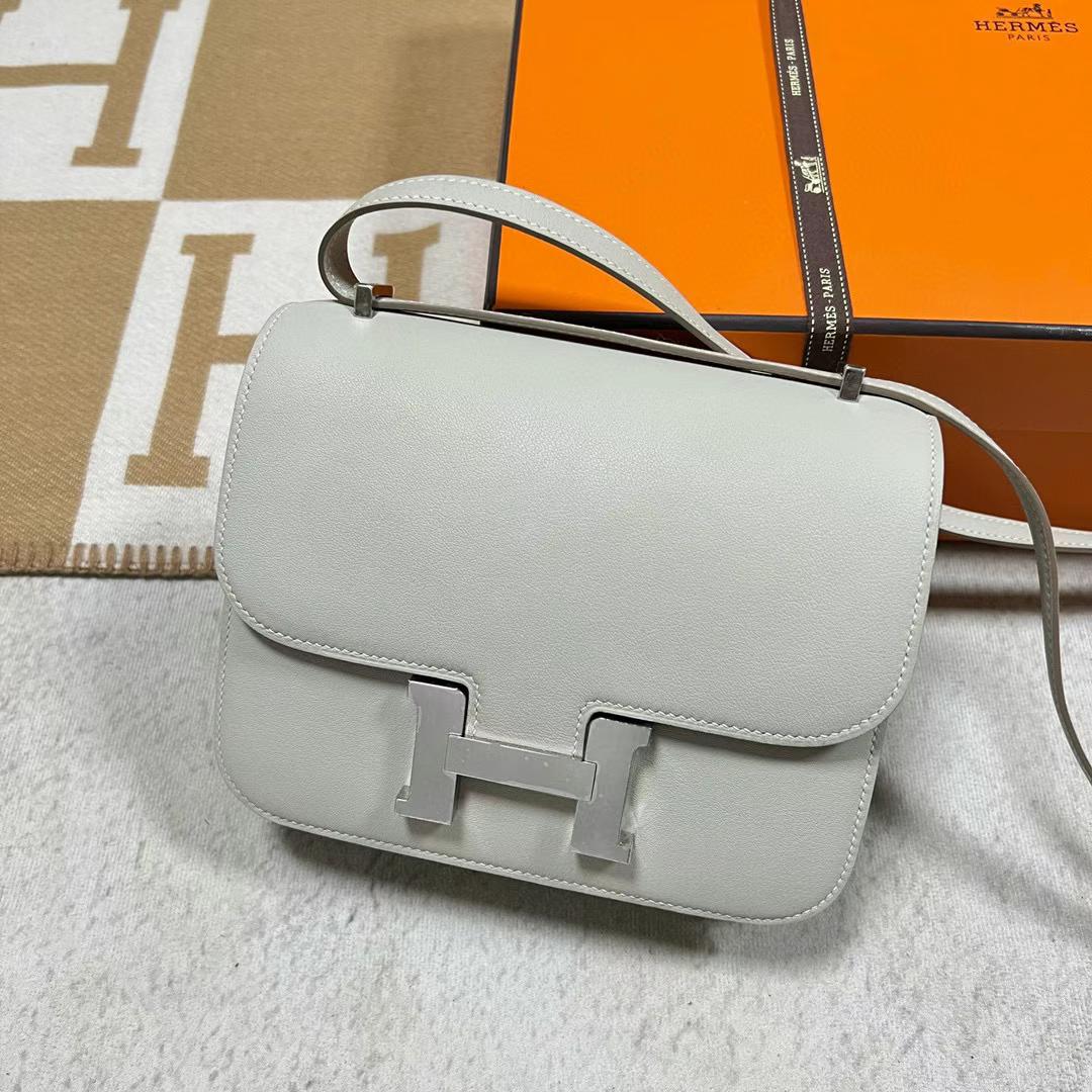 Hermès（爱马仕）Constance 空姐包 Swift Ck80 珍珠灰 内拼 1P 鸭子蓝 银扣 19cm Phw 全手工蜡线缝制