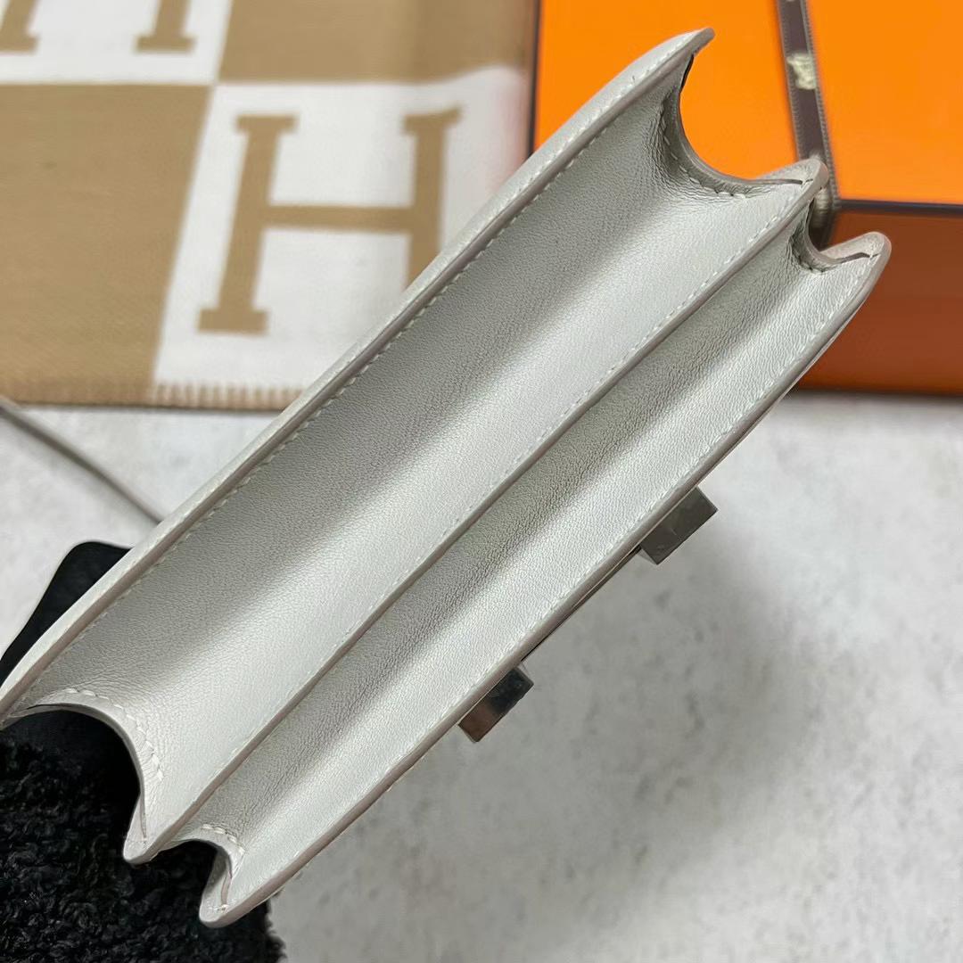 Hermès（爱马仕）Constance 空姐包 Swift Ck80 珍珠灰 内拼 1P 鸭子蓝 银扣 19cm Phw 全手工蜡线缝制