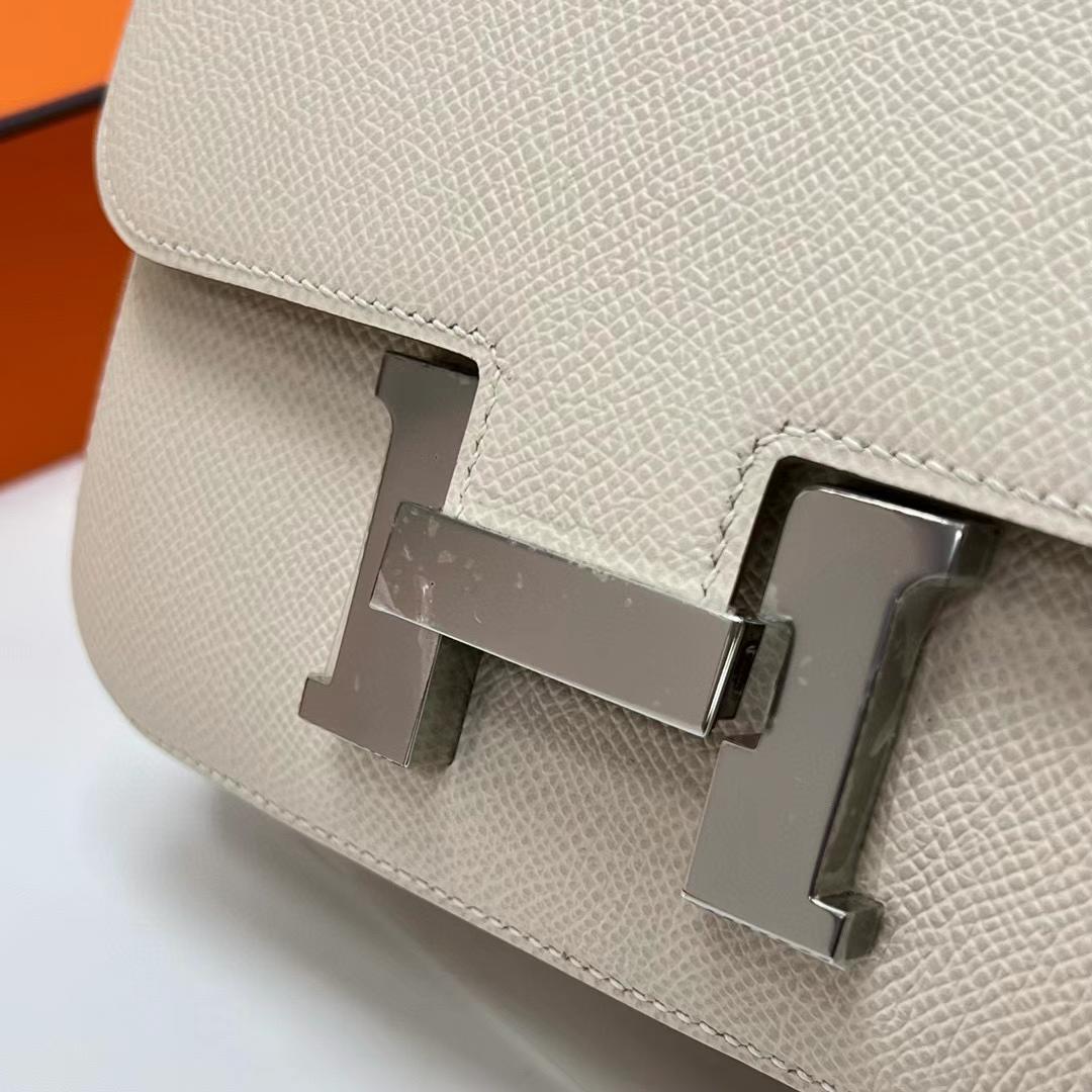 Hermès（爱马仕）Constance 空姐包 Epsom Ck10 奶昔白 银扣 19cm 全手工蜡线缝制 Phw