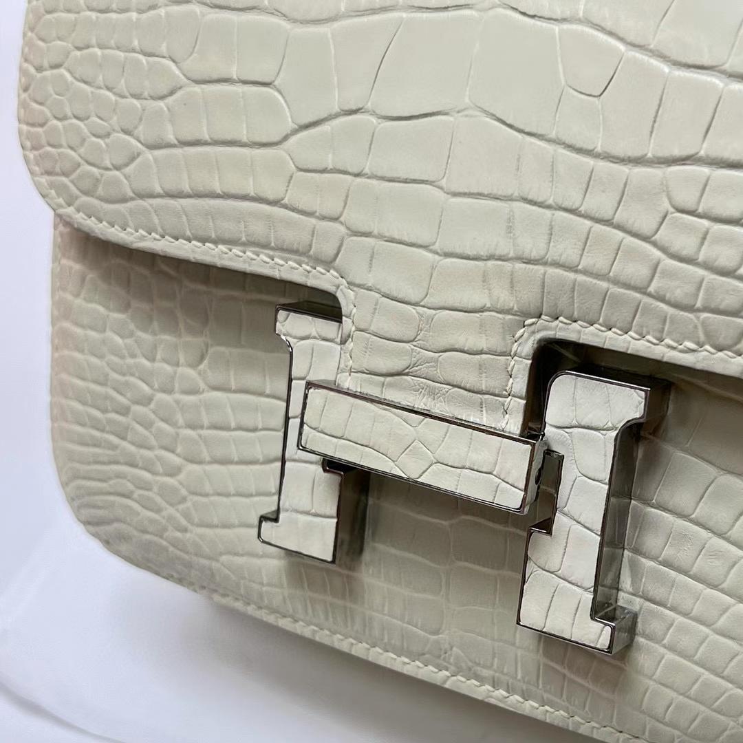 Hermès（爱马仕）Constance 空姐包 雾面美洲鳄鱼 matte alligator crocodile 8L 奶油白 鳄鱼扣 19cm 全手工蜡线缝制
