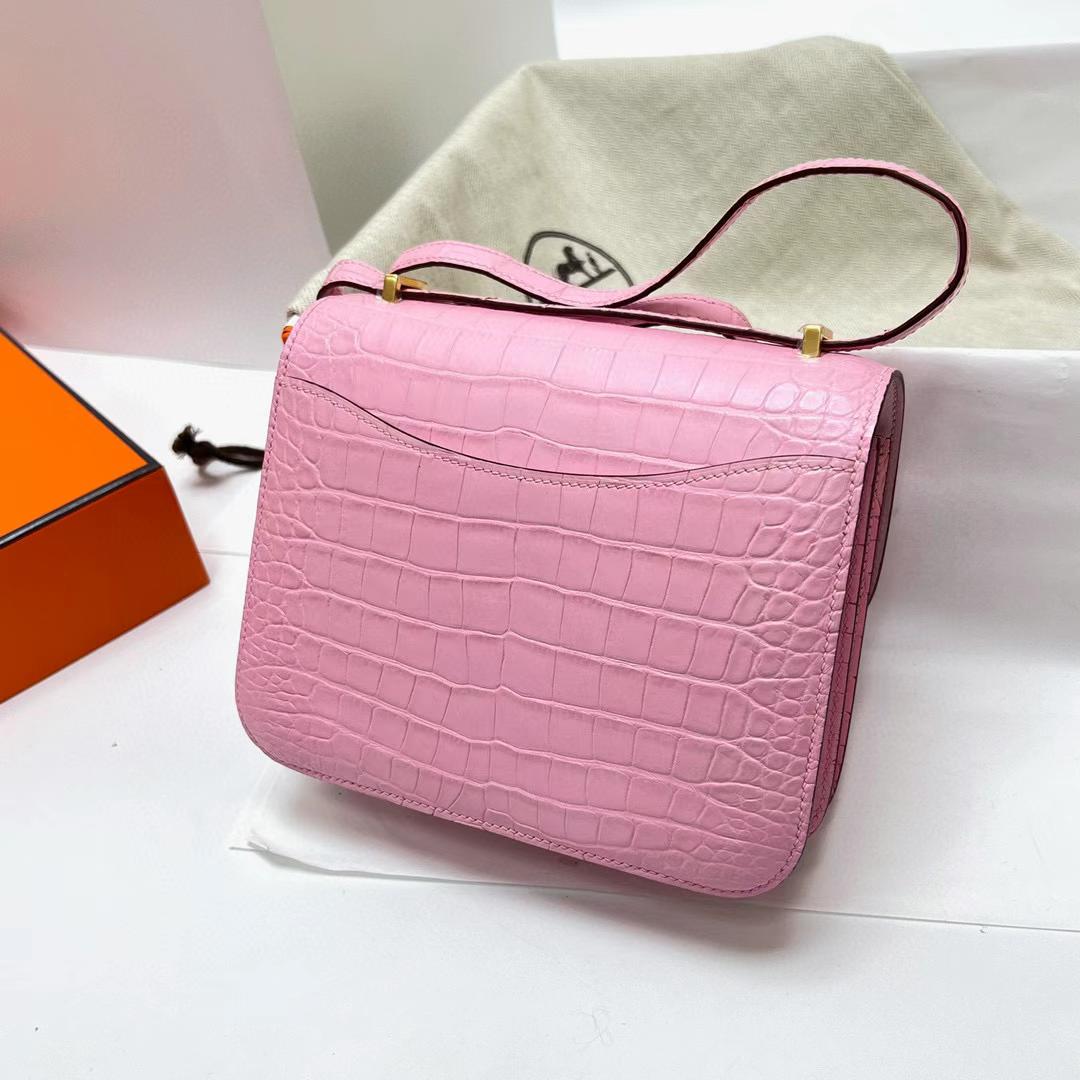 Hermès（爱马仕）Constance 空姐包 雾面美洲鳄鱼 matte alligator crocodile 3Q 新粉色 金扣 19cm 全手工蜡线缝制 Ghw