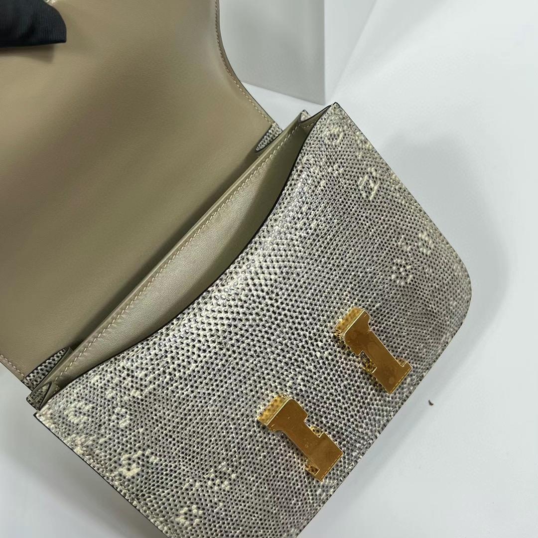 Hermès（爱马仕）Constance 空姐包 Lizard 亮面蜥蜴皮 01 自然色 雪花色 全手工蜡线缝制 金扣 19cm