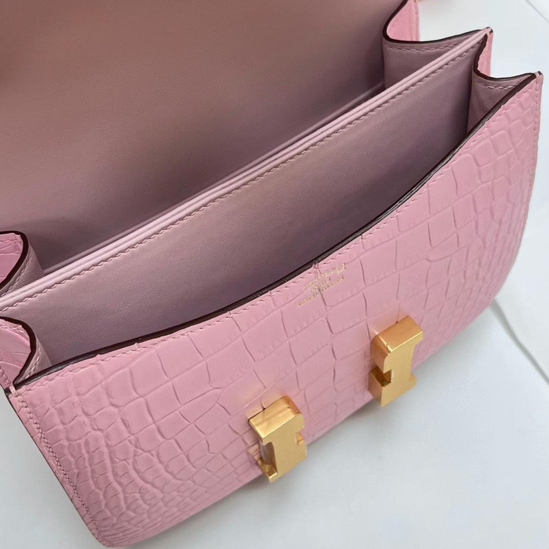 Hermès（爱马仕）Constance 空姐包 雾面美洲鳄鱼 matte alligator crocodile 3Q 新粉色 金扣 19cm 全手工蜡线缝制 Ghw