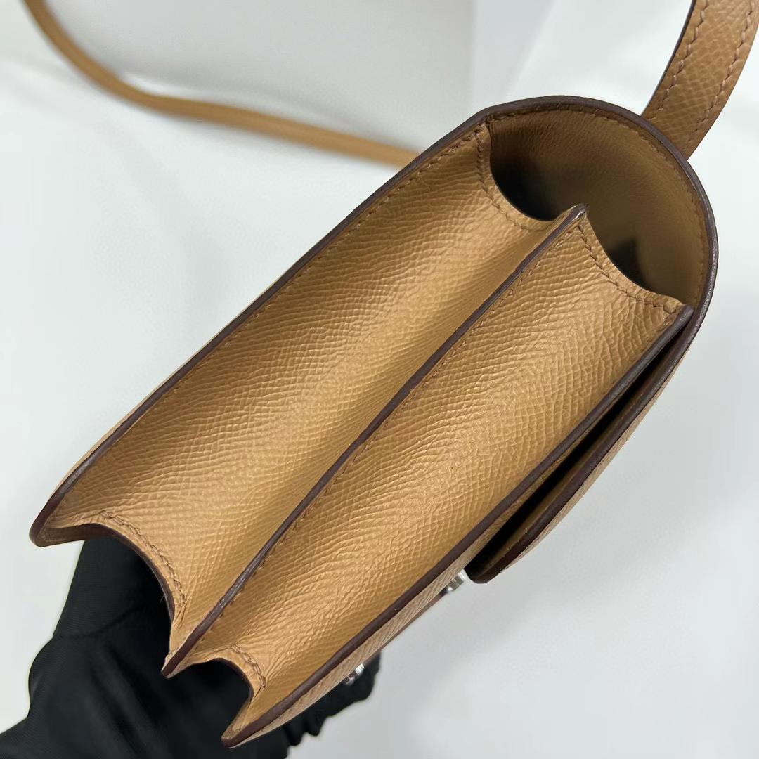 Hermès（爱马仕）Constance 空姐包 Epsom 0M 奶茶色 拼 纯白 全手工蜡线缝制 珐琅扣 18cm