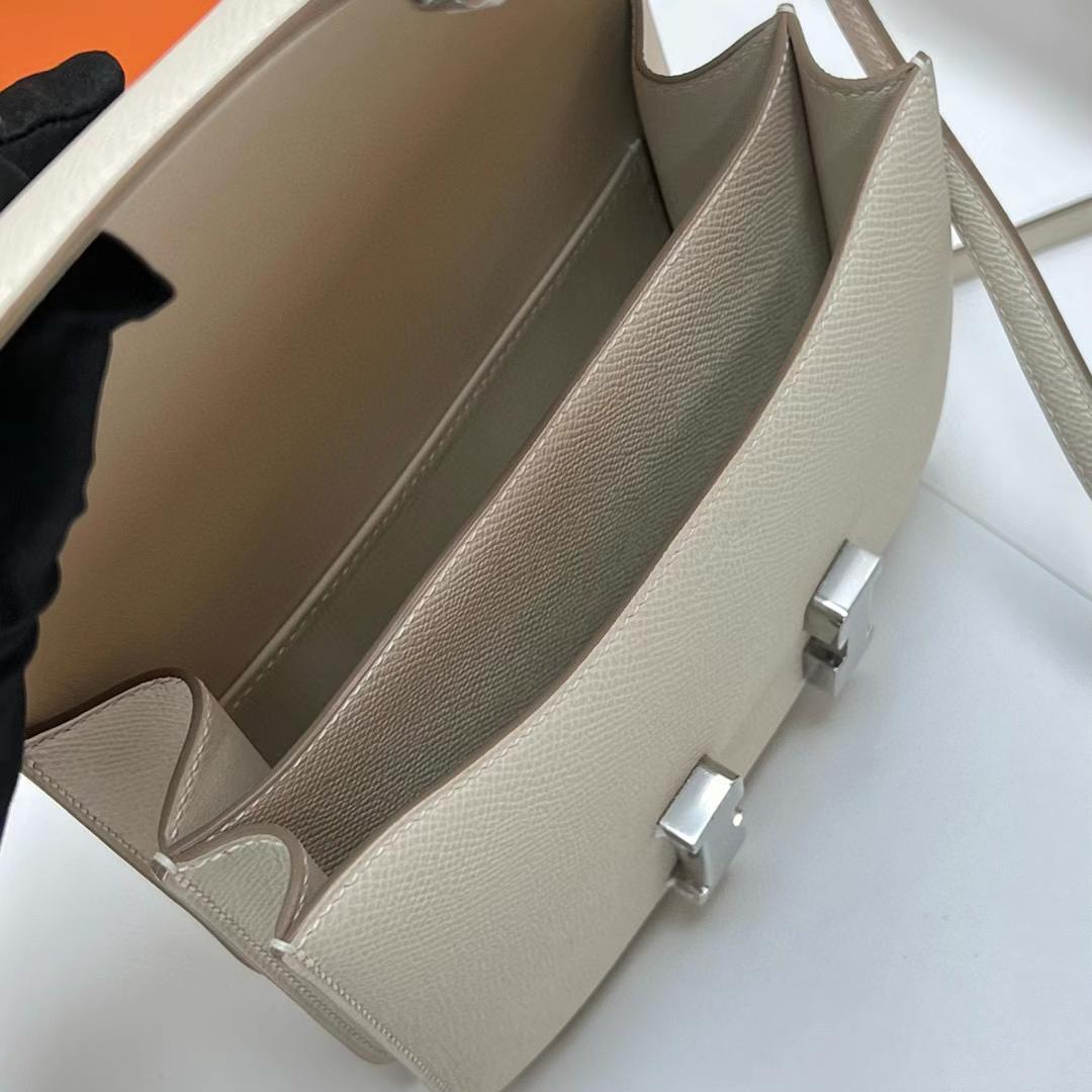 Hermès（爱马仕）Constance 空姐包 Epsom Ck10 奶昔白 银扣 19cm 全手工蜡线缝制 Phw