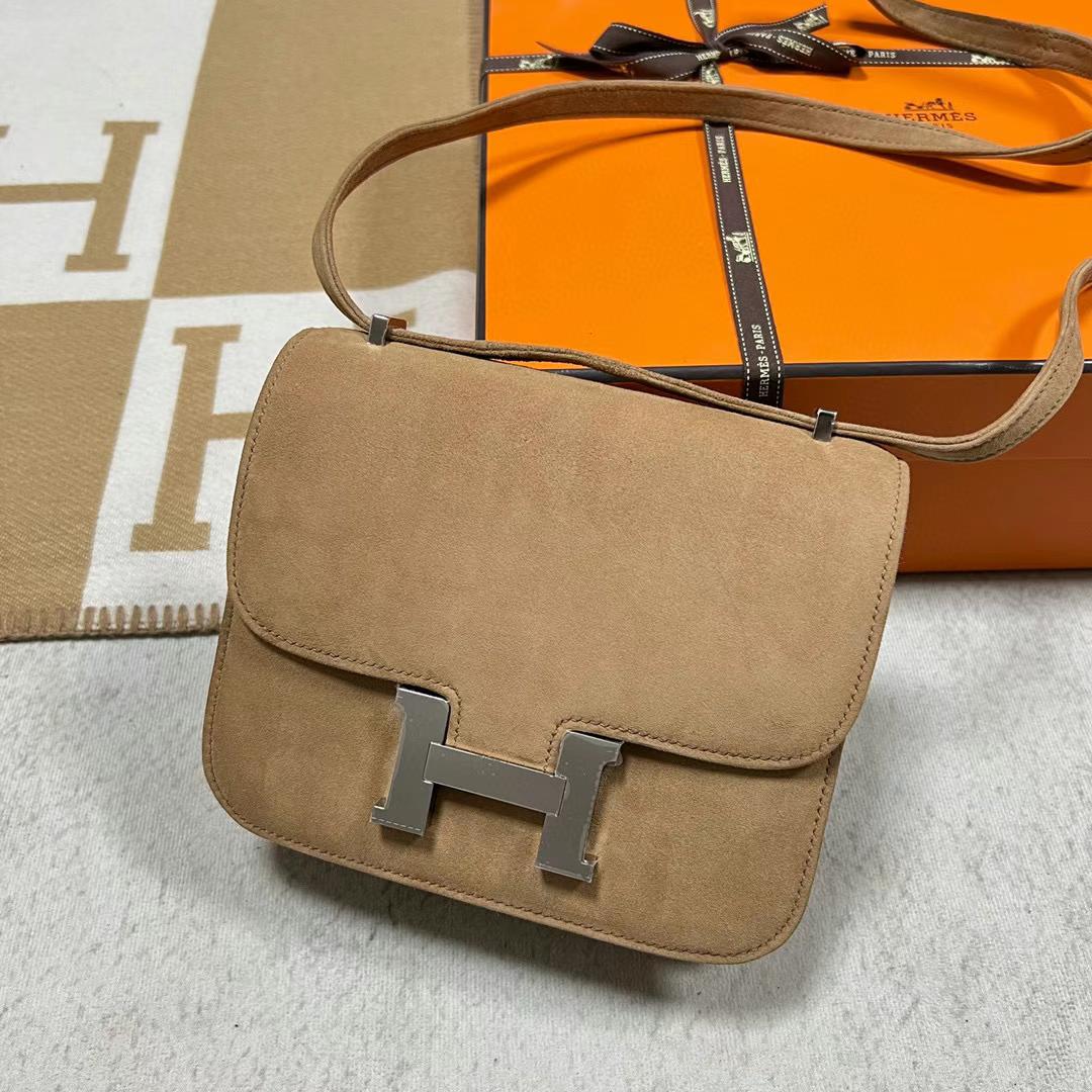Hermès（爱马仕）Constance 空姐包 Suede 进口麂皮 4B 饼干色 银扣 19cm Phw 全手工蜡线缝制