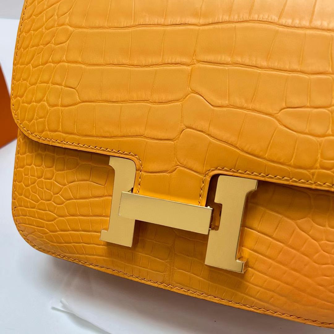 Hermès（爱马仕）Constance 空姐包 雾面美洲鳄鱼 matte alligator crocodile i9 杏黄色 金扣 19cm 全手工蜡线缝制 Ghw