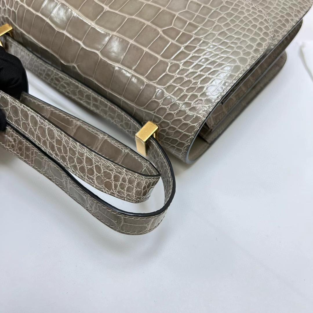 Hermès（爱马仕）Constance 空姐包 亮面美洲鳄鱼 shiny alligator crocodile Ck81 斑鸠灰 金扣 24cm 全手工蜡线缝制 Ghw